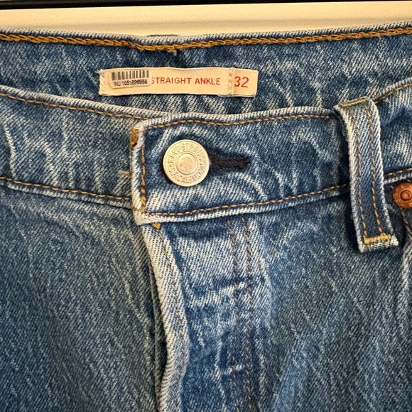 2/$20 - Levi's Women's Straight Leg Blue Jeans - Picture 4 of 6